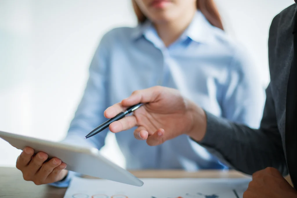 Equipo de negocios discutiendo sobre una tablet